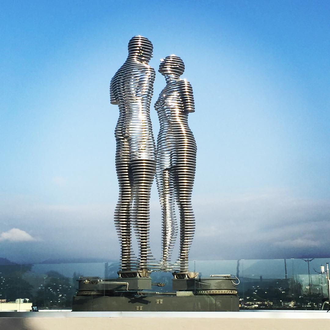 estatua de hombre y mujer que se unen