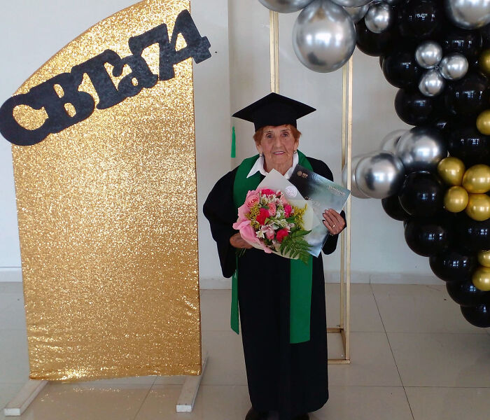 Esta anciana mexicana graduándose de bachillerato es lo más inspirador que verás hoy