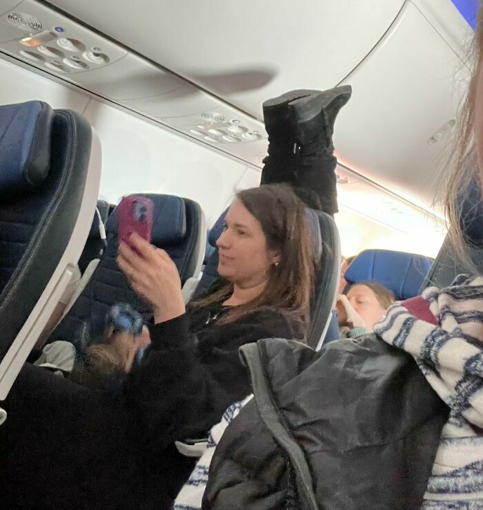 En Un Vuelo A Denver. La Que Está Sentada Delante Es Mi Hermana