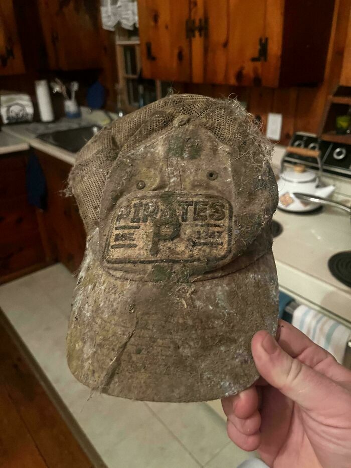 He Encontrado Esta Gorra Que Perdí Hace 3 Años, Estaba Debajo De Un Sofá