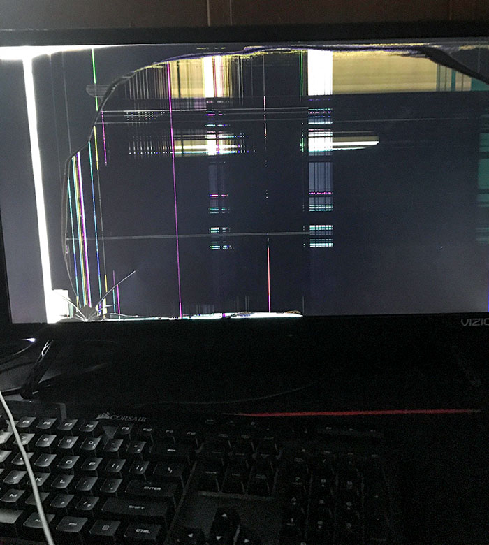 ¿Qué harían ustedes si su papá le hiciera esto a su monitor de $150?