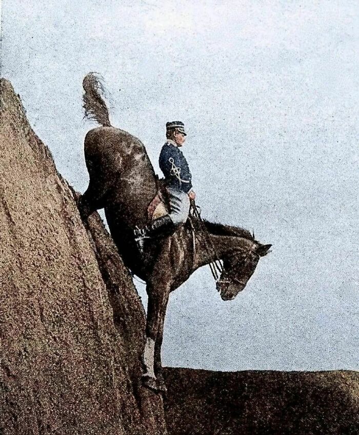 Oficial italiano ejecutando el «Descenso de Mombrone» en la escuela de caballería italiana de Pinerolo, 1906