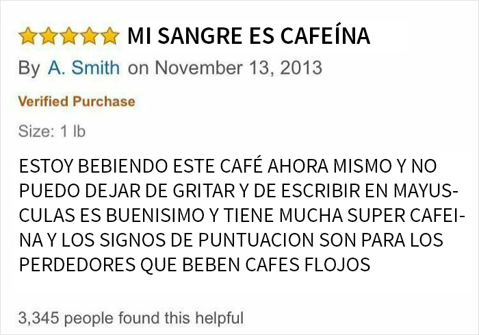 Leyendo reseñas de una marca de café que promete un subidón de cafeína