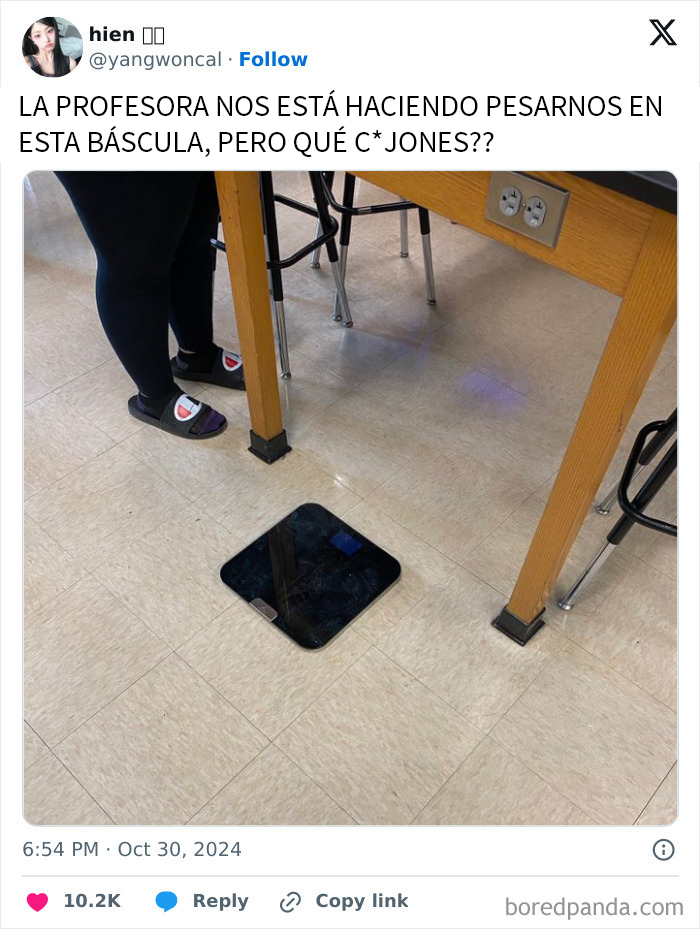 Profesora coloca báscula bajo mesa en clase, acción considerada poco profesional.