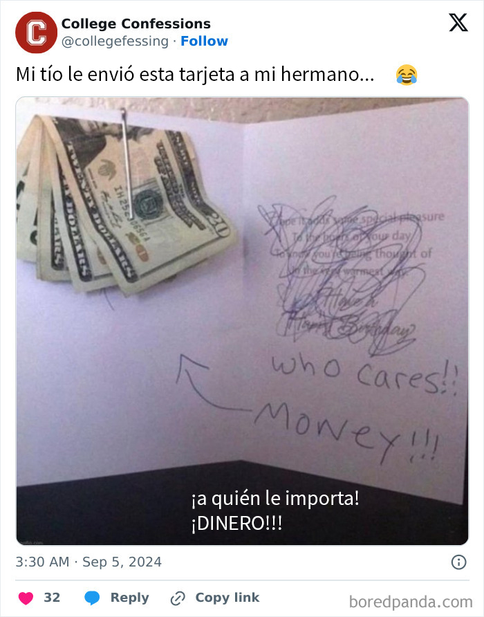 Tarjeta divertida con dinero en su interior y mensaje gracioso escrito a mano.