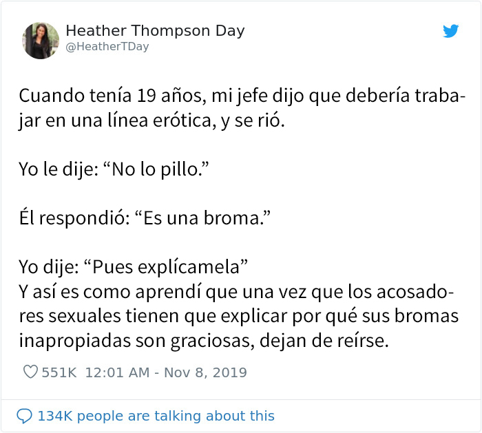 Texto de tweet resaltando un comentario inadecuado de jefe, ejemplo de publicaciones increíbles.