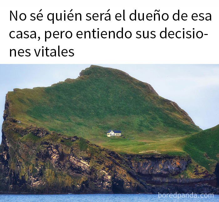 Casa solitaria en colina verde con texto divertido sobre decisiones de vida.