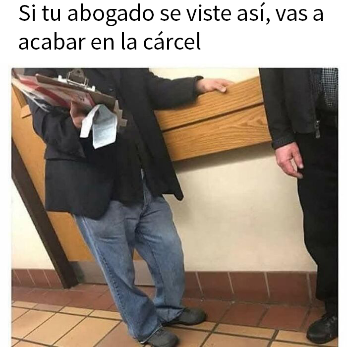 Abogado divertido con ropa casual, sosteniendo papeles en un pasillo. Texto humorístico sobre su atuendo.