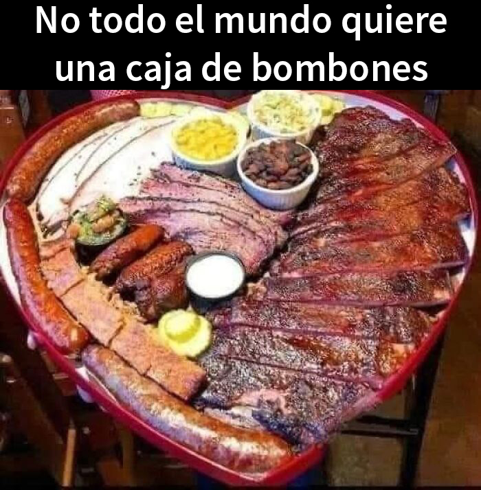 Bandeja de carnes variadas en forma de corazón con guarniciones, ideal para compartir publicaciones divertidas.