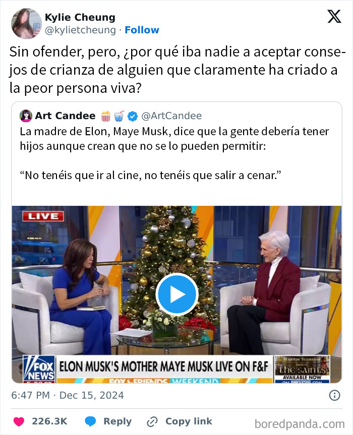 Presentadora entrevistando a Maye Musk en un programa de televisión.