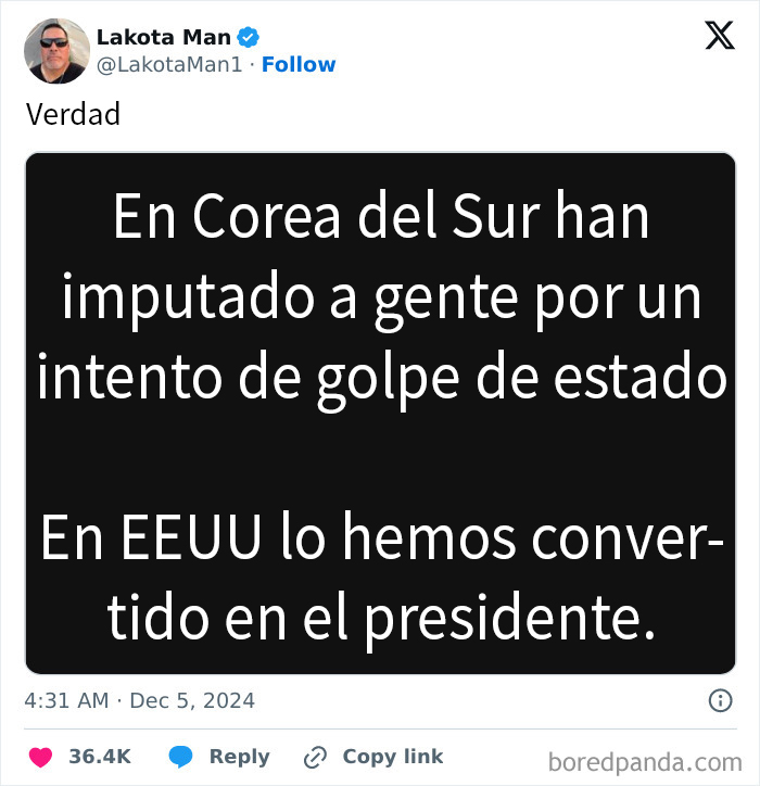 Tweet sobre comparación política en Corea del Sur y EE.UU., destacando un comentario irónico.