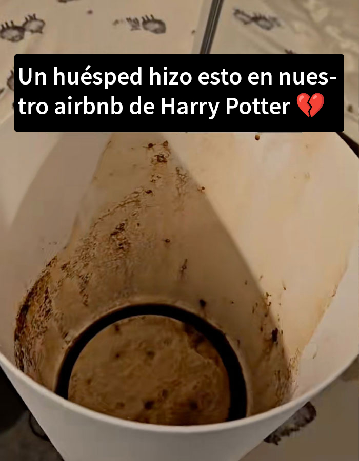 Cubo sucio en alojamiento temático de Harry Potter, mostrando el mal estado dejado por huéspedes.