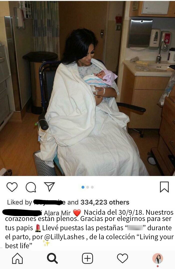 Una influencer en una silla de ruedas, sosteniendo un bebé en un hospital, compartiendo un momento especial.