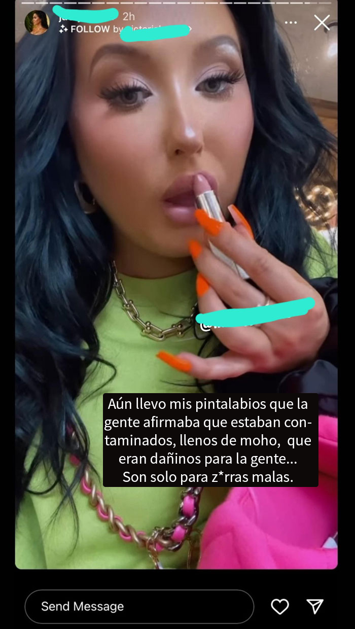 Influencer aplicándose pintalabios, sin preocuparse por las críticas sobre productos dañinos.