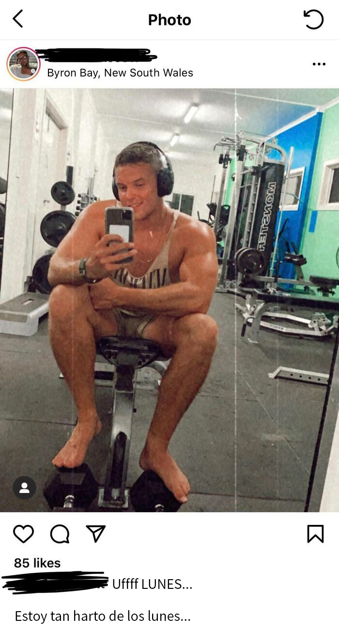 Influencer en el gimnasio tomando una selfie mientras se sienta en una máquina de ejercicio.