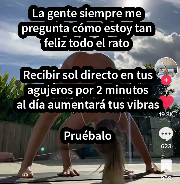 Influencer haciendo algo ridículo al aire libre. Texto humorístico sobre la felicidad y recibir sol directo.