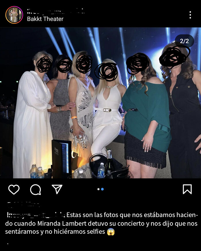 Grupo de influencers posando para una foto en un evento, ignorando reglas.