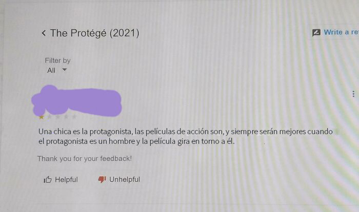 Reseña masculina prepotente criticando protagonista femenina en película de acción, mostrando actitud de un «Karen masculino».