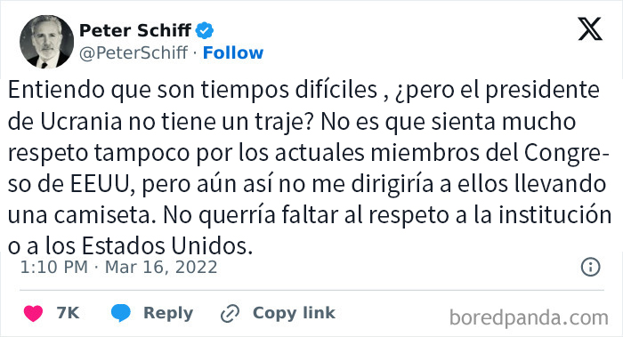 Tuit de hombre prepotente criticando la vestimenta del presidente de Ucrania.