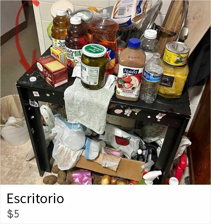 Escritorio en venta en Facebook Marketplace con diversos objetos desordenados encima y debajo.