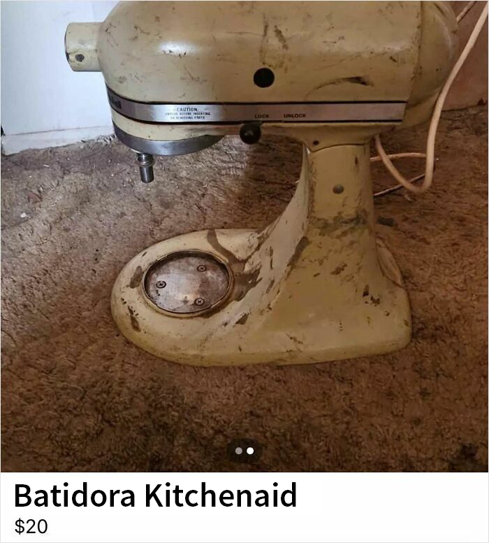 Batidora antigua KitchenAid en venta en Facebook Marketplace, exhibida en suelo alfombrado.