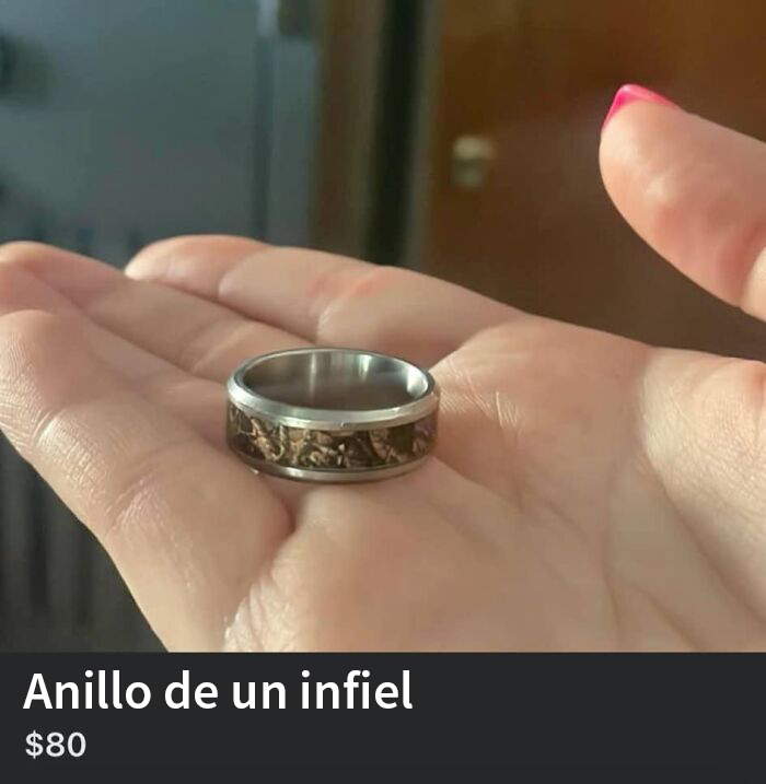 Anillo peculiar a la venta en Facebook Marketplace por $80.