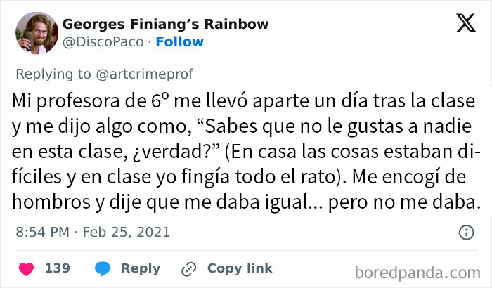 Tuit sobre una profesora tóxica en clase, mostrando falta de profesionalidad en su trato con un alumno.