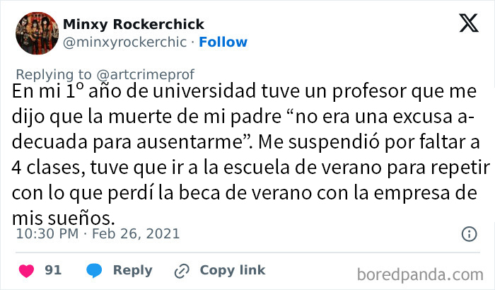 Tweet sobre un profesor tóxico durante el primer año de universidad.