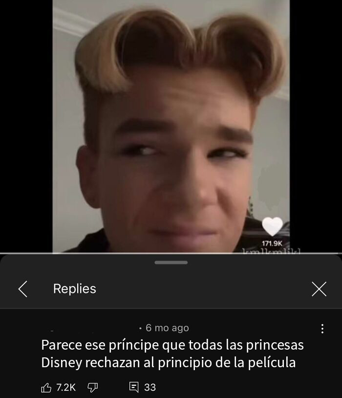 Joven con expresión confundida tras recibir una réplica ingeniosa en comentario de redes sociales.