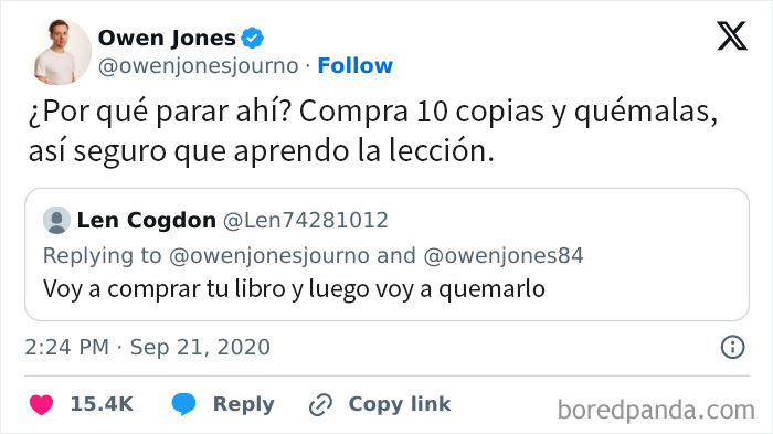 Una persona ridiculizada por una réplica ingeniosa en Twitter sobre comprar y quemar libros.