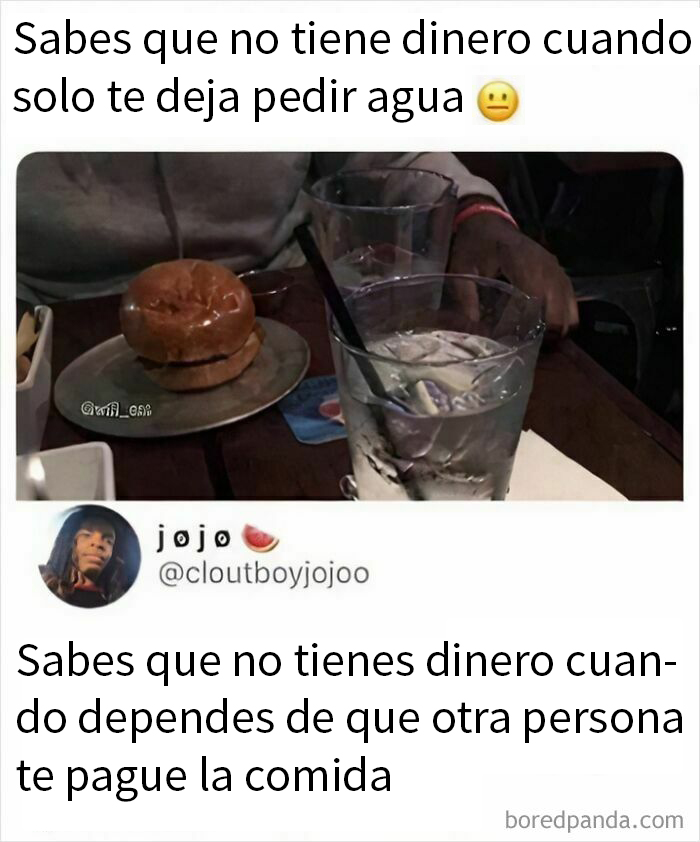 Persona con hamburguesa y vaso de agua, mostrando publicaciones divertidas en hora del té.