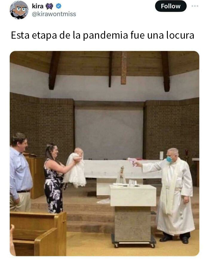 Sacerdote lanzando agua bendita de manera divertida en un bautizo durante la pandemia.