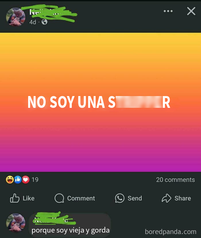 Persona mayor interactuando en redes sociales con un comentario gracioso.