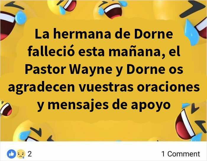 Persona mayor usando redes sociales con emoticonos en fondo amarillo y texto sobre un mensaje de condolencias.